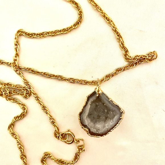 Gold dipped crystal geode necklace - Picture 2 of 3